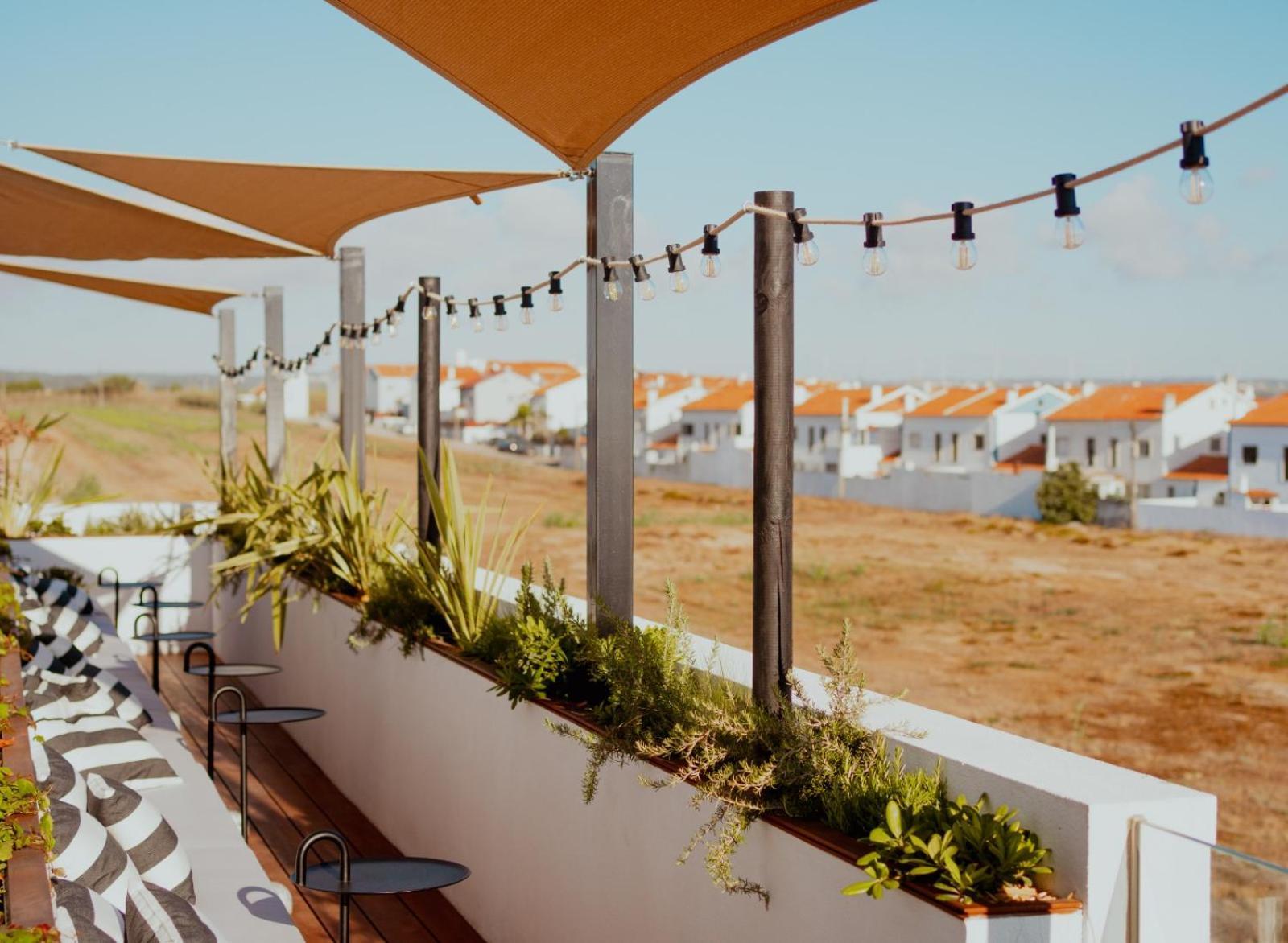 The Salty Pelican Yoga & Surf Retreat Hotel Peniche Exterior photo